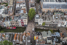 909002 Overzicht van een deel van de Oudegracht te Utrecht, vanaf de Domtoren, uit het westen, met in het midden de ...